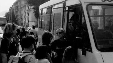 Alunni salgono su uno scuolabus