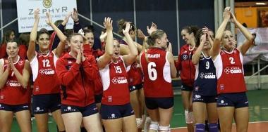 Le ragazze della Nuova Oma Valdimagra Volley salutano il pubblico a fine gara 