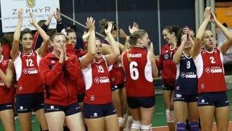 Le ragazze della Nuova Oma Valdimagra Volley salutano il pubblico a fine gara