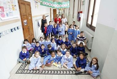 Un momento del primo giorno di scuola ieri alle ex Pascoli 