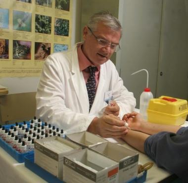 Un medico allergologo sottopone ai test un giovane paziente   