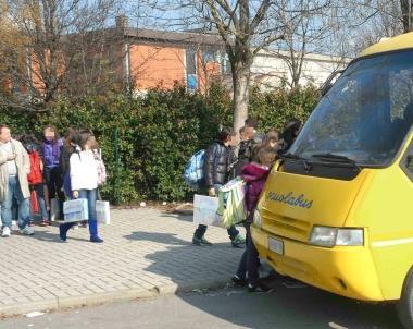 Studenti salgono sullo scuolabus 