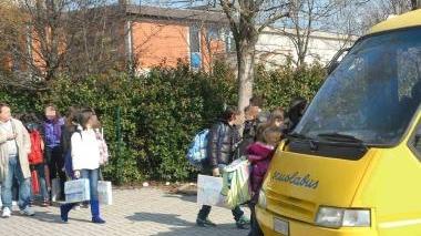 Studenti salgono sullo scuolabus