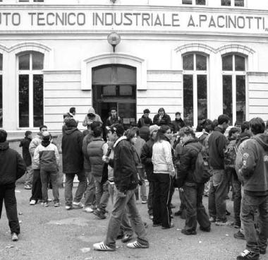Studenti davanti alla sede dell’Iti Pacinotti