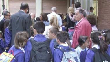 Alunni all’ingresso dell’istituto