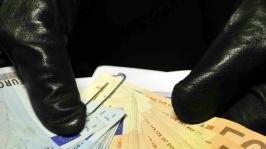 Si spaccia amico del figlio per estorcerle 420 euro