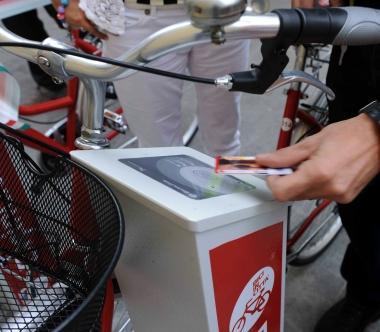 Il taglio del nastro e la tessera magnetica 
