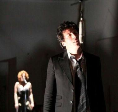 Una scena dello spettacolo su Luigi Tenco 