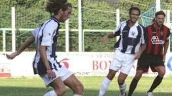 Regoli sulla palla nella partita contro la Sarzanese