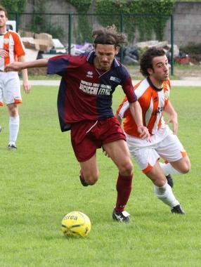 <b>ROSSOBL&Ugrave;.</b> A destra Ulivi in azione A sinistra il giovane Paoli   