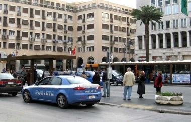 Un intervento delle volanti della polizia in piazza Grande 