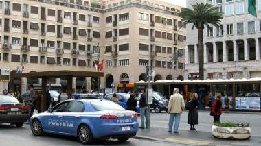 Un intervento delle volanti della polizia in piazza Grande
