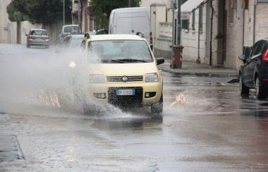 A sinistra, caos in via del Mare: la strada &egrave; allagata e deve intervenire lAsa. Accanto, in alto, viale della Libert&agrave; 