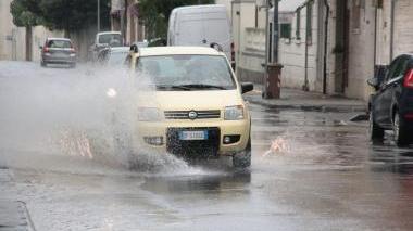 A sinistra, caos in via del Mare: la strada è allagata e deve intervenire l’Asa. Accanto, in alto, viale della Libertà