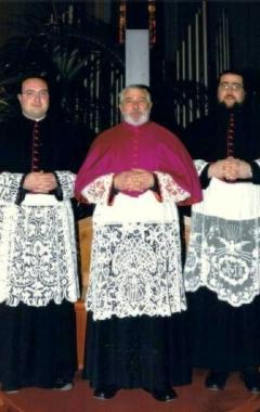 Da sinistra: don Cristian Comini, don Amati, e don Cristian Meriggi