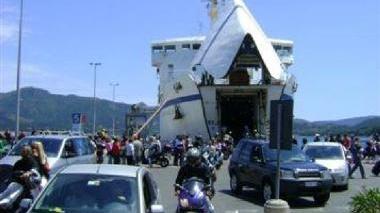 Un traghetto Toremar in porto