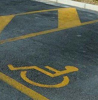 Un parcheggio per disabili       