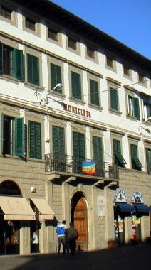 L’ingresso di Palazzo Stefanelli in piazza Cavour
