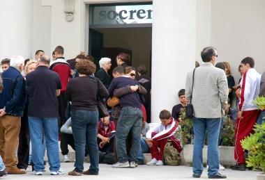 <b>FUORI CASA.</b> Parenti in attesa davanti allimpianto di Livorno 
