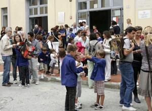 In attesa di un'altra maestra il primo giorno è una festa