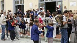 In attesa di un'altra maestra il primo giorno è una festa