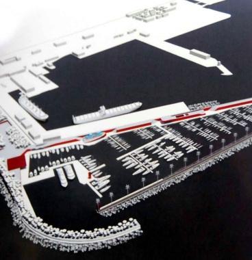 Manifesti ai negozianti per il porto turistico