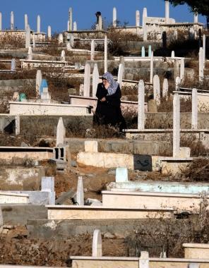 In un telo bianco e rivolti verso la Mecca