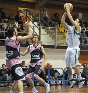 Simone Mencarelli al tiro dalla distanza 