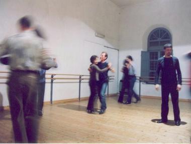Allievi durante una lezione di tango 