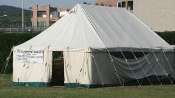 La tenda bianca dietro la Coop che ospita la chiesa itinerante
