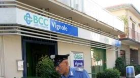 I carabinieri davanti alla filiale di Sovigliana della Banca di credito cooperativo di Vignole rapinata ieri mattina da tre malviventi