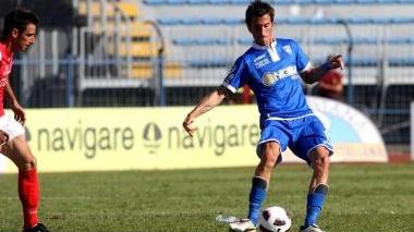 Il centrocampista Mirko Valdifiori in azione con la maglia azzurra