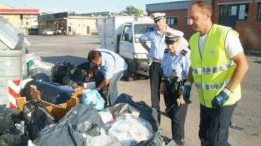 Controlli della polizia municipale e di Sistema Ambiente su rifiuti abbandonati (Vip)