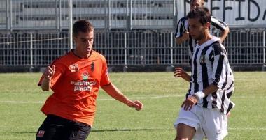 Un momento di gioco tra Massese e Pistoiese 