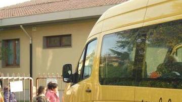Uno scuolabus davanti a una scuola dell’ infanzia