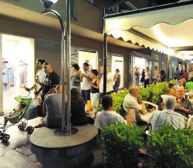 Turisti la sera a San Vincenzo