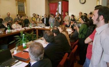 La riunione di un senato accademico interrotta dagli studenti  