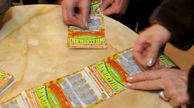 Al bar “J&G” di Pontedera si tenta la fortuna con una “grattata” di gruppo di tagliandi Gratta e Vinci