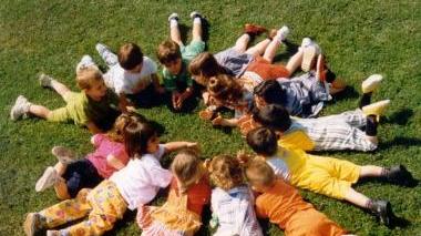 Bambini mentre giocano all’aperto in un asilo nido
