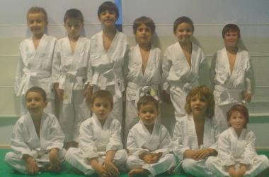 Una squadra di giovani judoka    