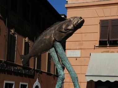 Particolari delle sculture in piazza Duomo di Aldo Mondino La mostra si snoda anche nel complesso di S.Agostino             