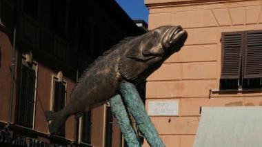 Particolari delle sculture in piazza Duomo di Aldo Mondino La mostra si snoda anche nel complesso di S.Agostino
