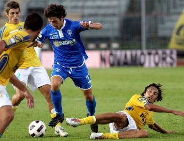 A sinistra Diego Fabbrini accerchiato e colpito dai difensori del Pescara, qui sopra un intervento deciso sul talento azzurro durante la partita interna di Coppa Italia contro la Reggiana e a destra un altro intervento decisamente sopra le righe sul giocatore nel match di sabato scorso con la Triestina 