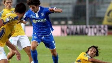 A sinistra Diego Fabbrini accerchiato e colpito dai difensori del Pescara, qui sopra un intervento deciso sul talento azzurro durante la partita interna di Coppa Italia contro la Reggiana e a destra un altro intervento decisamente sopra le righe sul giocatore nel match di sabato scorso con la Triestina