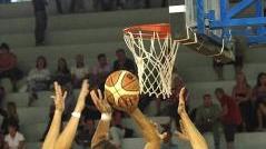 <b>SOTTO CANESTRO.</b> Un tiro di Andrea Simonetti