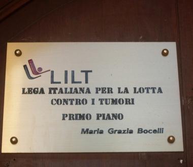 <b>LA TRUFFA.</b> La direttrice della lega tumori di Orbetello (a destra la sede) ha presentato un esposto per giornali non dell associazione (qui a fianco) 