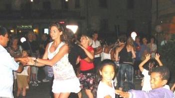 Balli in piazza a luglio durante Piazza Loca