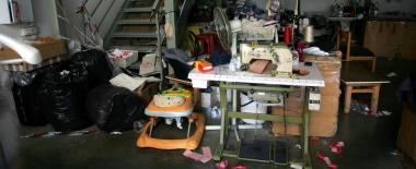 L’interno della confezione di via Piovola a Empoli dove è entrato in azione il commando armato