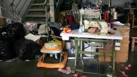L’interno della confezione di via Piovola a Empoli dove è entrato in azione il commando armato
