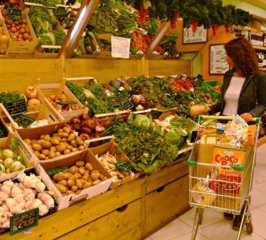 Sempre pi&ugrave; persone comprano i prodotti bio accanto una coltivazione biologica in Garfagnana 